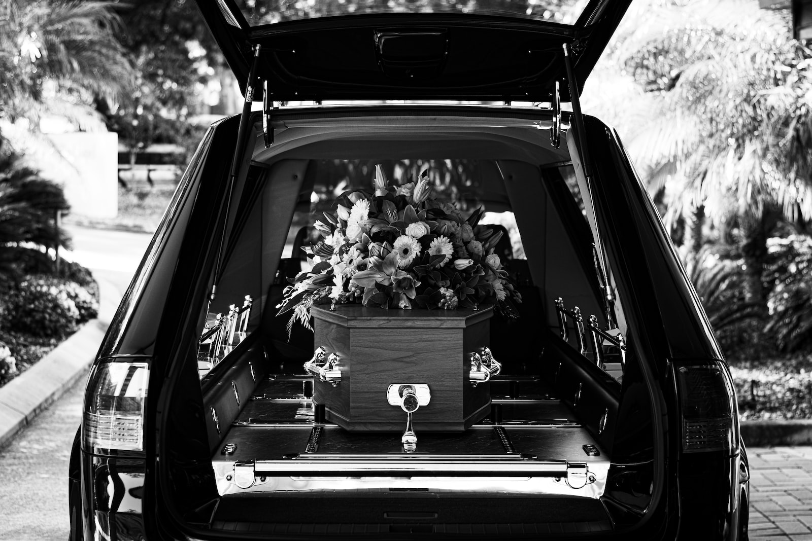 bil med kiste under en begravelse